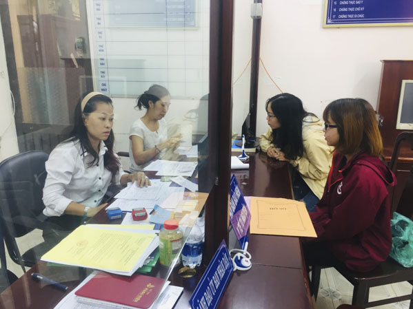 Cán bộ Bộ phận “một cửa” UBND phường 5 (TP. Vũng Tàu) giải quyết thủ tục hành chính cho người dân. Ảnh: TUỆ LÂM