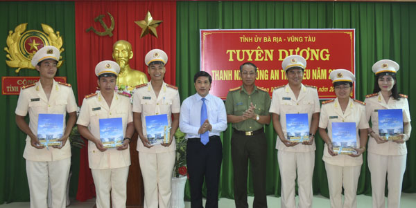 Đồng chí Nguyễn Văn Chinh, Chánh Văn phòng Tỉnh ủy, trao thư khen của đồng chí Nguyễn Hồng Lĩnh, Ủy viên Trung ương Đảng, Bí thư Tỉnh ủy, Chủ tịch HĐND tỉnh cho thanh niên công an tiêu biểu. 