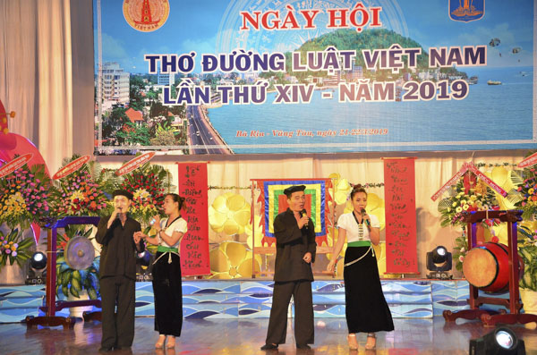 Đoàn ca múa nhạc BR-VT biểu diễn tiết mục văn nghệ “Chọc sàn bản em” tại Ngày hội.