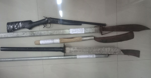 Hung khí các đối tượng tham gia đánh nhau được cơ quan công an thu giữ.
