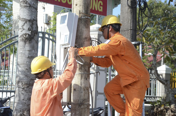 Nhân viên Công ty Điện lực BR-VT lắp đặt công tơ điện cho người dân.
