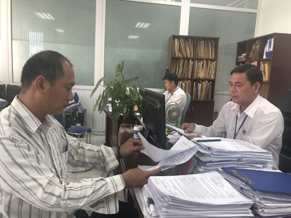 Công chức Chi Cục thuế TP. Vũng Tàu tư vấn, hướng dẫn người dân về thủ tục  liên quan tới thu tiền sử dụng đất.