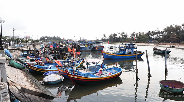 Do cảng Bến Lội - Bình Châu bị bồi lấp nên chỉ có ghe, tàu công suất nhỏ, đánh bắt gần bờ vào được cảng.