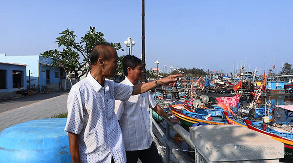 Lão ngư Trần Tý đề nghị xây bờ kè bên kia sông Lô để tránh xói lở, gây lắng đọng cát tại cửa biển Bến Lội.