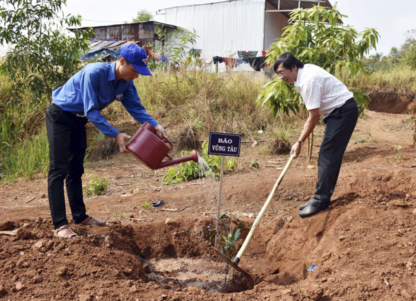 Đồng chí Trương Đức Nghĩa, Phó Tổng Biên tập Báo Bà Rịa-Vũng Tàu (bìa phải) tham dự và trồng cây lưu niệm tại Trung đoàn 720, Binh đoàn 16, đóng chân tại huyện Tuy Đức, tỉnh Đắk Nông.