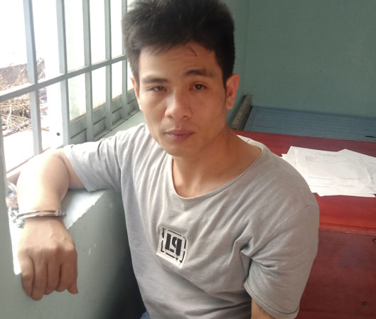 Từ trái qua: Võ Hữu Phú, Phạm Thanh Tú cùng tang vật.