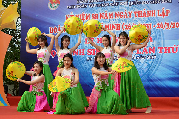 Tiết mục múa quạt của SV trường CĐ Dầu khí biểu diễn tại Lễ hội Văn hóa HSSV lần thứ VIII năm 2019.