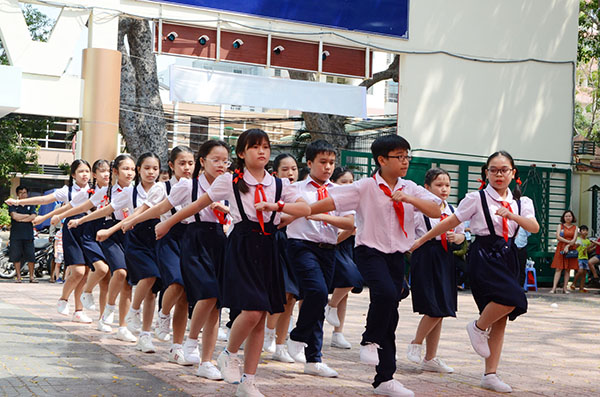 Liên đội Trường TH Bàu Sen thực hiện phần thi Nghi thứ Đội.