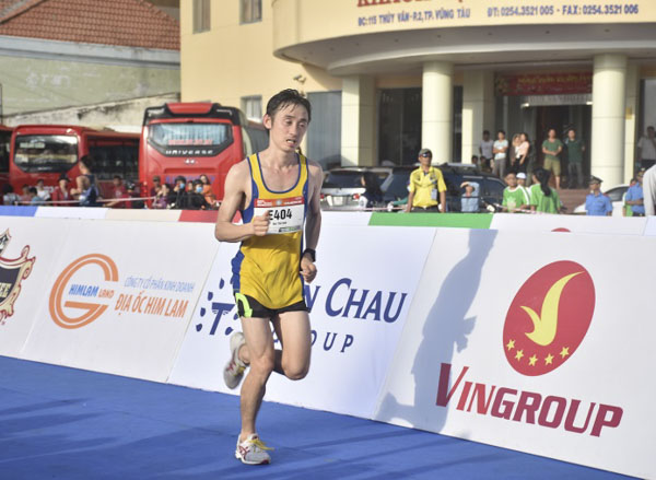 VĐV Bùi Thế Anh (Quân đội) về nhất ở cự ly marathon 42km.