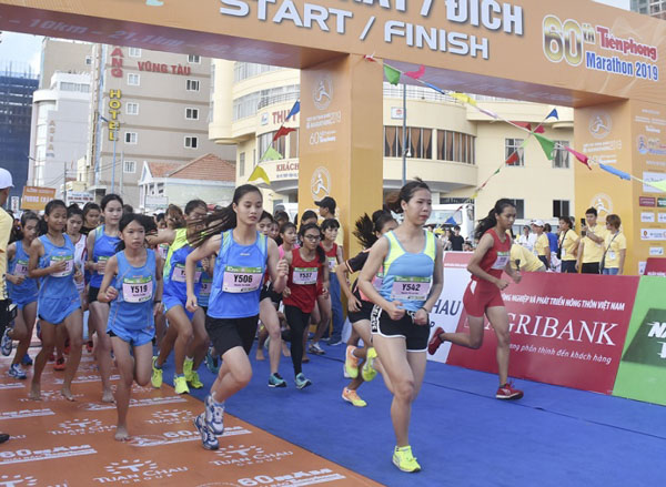 Xuất phát cự ly 10km nữ.