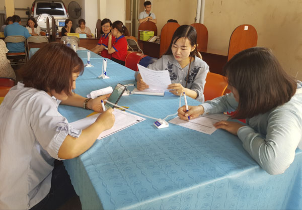 Người lao động khai thông tin tìm việc làm trong phiên giao dịch việc làm lần thứ I-2019.