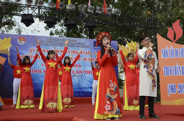 Một tiết mục văn nghệ của các ĐVTN tại Ngày hội. Ảnh: MINH THANH
