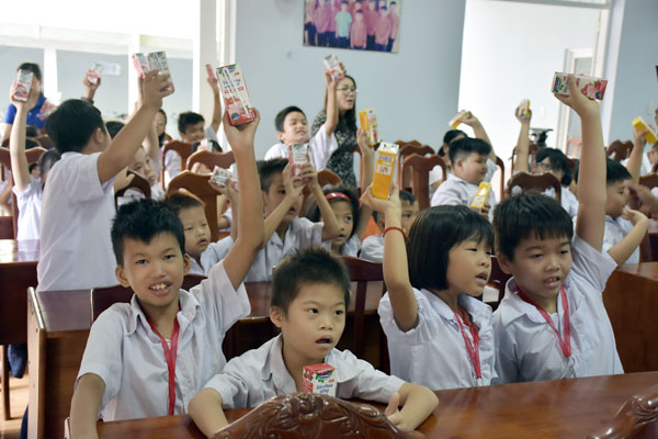 Các em thiếu nhi có hoàn cảnh khó khăn tại Nhà xã hội Long Hải hào hứng khi được giao lưu và nhận quà.