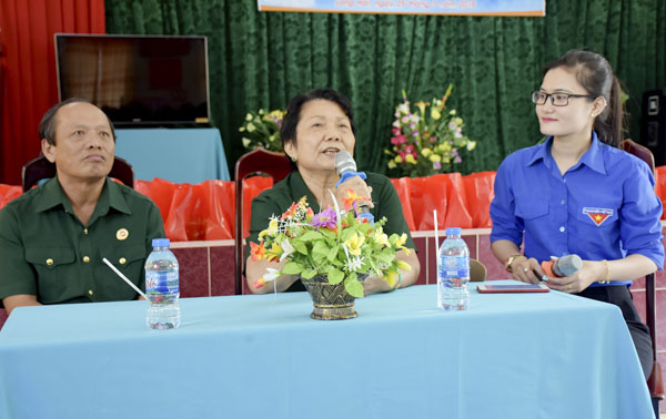 Các thương, bệnh binh Trung tâm Điều dưỡng thương binh và người có công Long Đất giao lưu với ĐVTN.