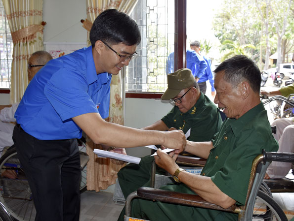 Anh Nguyễn Văn Tuân, Phó Bí thư Tỉnh Đoàn tặng quà cho các thương, bệnh binh tại Trung tâm Điều dưỡng thương binh và người có công Long Đất.