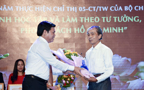 Đồng chí Nguyễn Văn Xinh trao giải cho các tác giả đạt giải Cuộc thi sáng tác tác phẩm văn học, nghệ thuật, báo chí về chủ đề “Học tập và làm theo tư tưởng, đạo đức, phong cách Hồ Chí Minh” tại Chương trình Sơ kết 2 năm thực hiện Chỉ thị 05 do Ban Thường vụ Tỉnh ủy tổ chức. Ảnh: PHÚC LƯU 