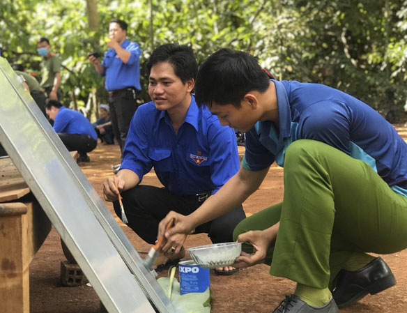 ĐVTN Huyện Đoàn Châu Đức và Công ty CP Cao su Bà Rịa sửa nhà giúp cụ Đào Thị Liễu (xã Xà Bang, huyện Châu Đức).