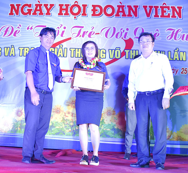 Đồng chí Nguyễn Văn Đồng, Ủy viên Ban Thường vụ Tỉnh ủy, Trưởng Ban Dân vận Tỉnh ủy và đồng chí Lê Văn Minh, Tỉnh ủy viên, Bí thư Tỉnh Đoàn trao Bằng khen và Giải thưởng Võ Thị Sáu cho cán bộ Đoàn có nhiều đóng góp xuất sắc, tiêu biểu cho công tác Đoàn và phong trào thanh thiếu nhi trên địa bàn tỉnh giai đoạn 2018-2019.