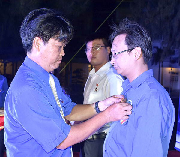Đồng chí Lê Văn Minh, Tỉnh ủy viên, Bí thư Tỉnh Đoàn gắn Kỷ niệm chương “Vì thế hệ trẻ” của Trung ương Đoàn cho cá nhân có đóng góp xuất sắc trong sự nghiệp giáo dục thế hệ trẻ và phong trào thanh niên.