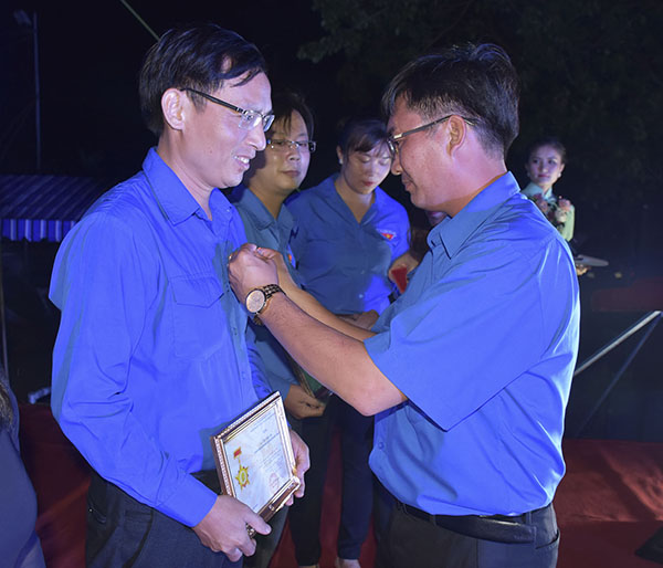 Đồng chí Nguyễn Văn Tuân, Phó Bí thư Tỉnh Đoàn gắn Kỷ niệm chương “Vì thế hệ trẻ” của Trung ương Đoàn cho cá nhân có đóng góp xuất sắc trong sự nghiệp giáo dục thế hệ trẻ và phong trào thanh niên.