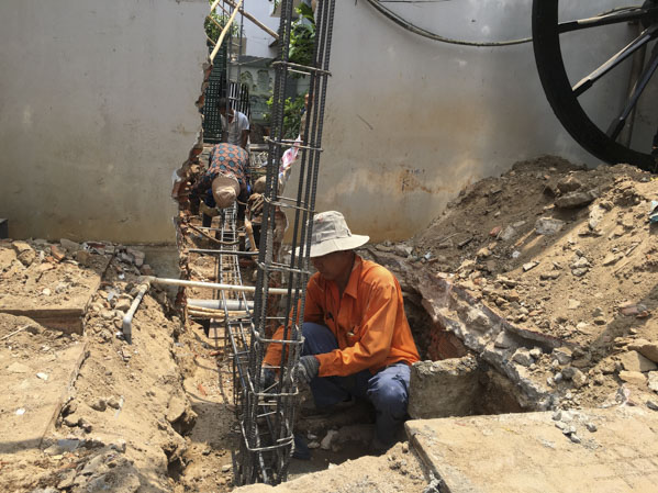 Người dân hẻm 228 Lê Lợi tự giác tháo dỡ, di dời vật kiến trúc để bàn giao mặt bằng cho đơn vị thi công đúng hẹn.