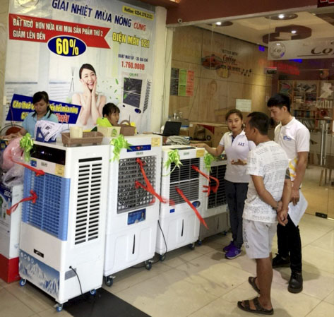 Khách hàng tìm hiểu quạt làm mát tại siêu thị Điện máy 121 (TP. Bà Rịa).