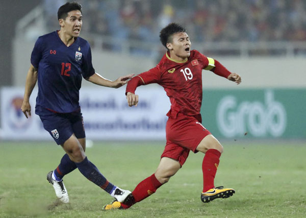 Quang Hải (số 19) không có thể hình lý tưởng nhưng bù lại, anh lại sở hữu một cái chân trái ảo diệu.