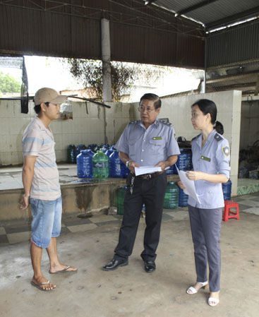 Kiểm tra đột xuất cơ sở nước uống đóng chai Amylyla.     Ảnh: MINH NHÂN