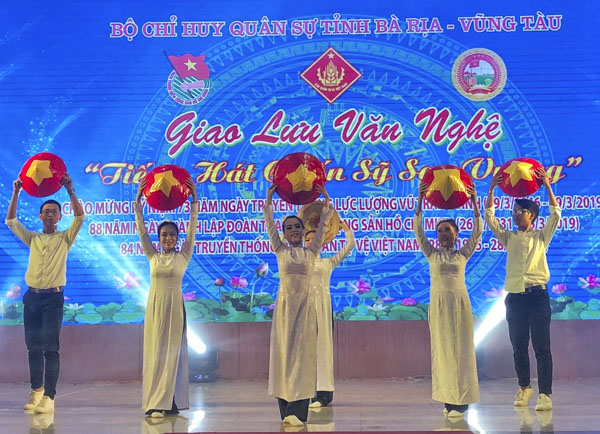 Một tiết mục ca múa nhạc trong chương trình giao lưu.