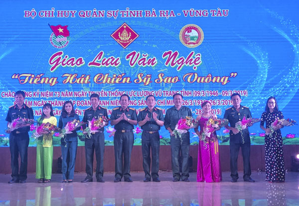Ban tổ chức tặng hoa cho các đội tham dự chương trình giao lưu.