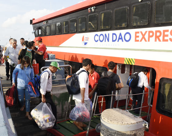 Du khách xuống tàu cao tốc Côn Đảo Express 36 đi Côn Đảo.