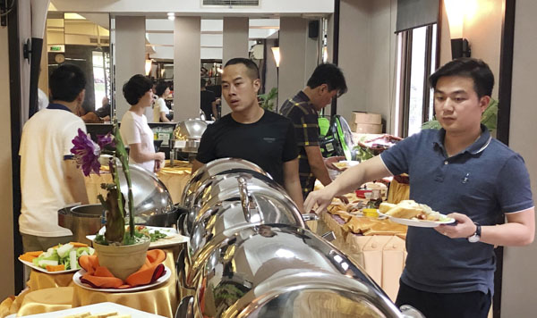 Nhóm khách đến từ Hà Nội ăn sáng tại khách sạn Kiều Anh trước khi ra tàu  đi Côn Đảo.