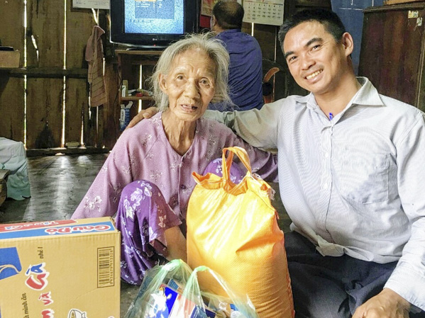 Anh Trần Văn Dương thăm và tặng quà bà Thái Thị Độ (tổ 24, ấp Xà Bang 2, xã Xà Bang, huyện Châu Đức). Ảnh: PHÚC DUYÊN