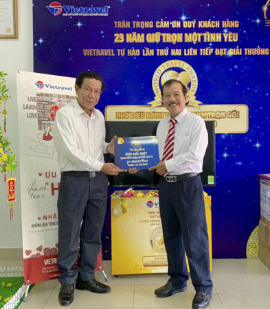 Chi nhánh Vietravel Vũng Tàu vừa trao giải thưởng là chiếc smart tivi Sony 43inches cho khách hàng trúng thưởng chương trình khuyến mại Xuân 2019 của Vietravel. Theo đó, khách hàng may mắn là ông Đinh Quang Triệu (ảnh, phường 4, TP. Vũng Tàu), mua tour miền Trung cho nhóm gia đình gồm 9 khách.