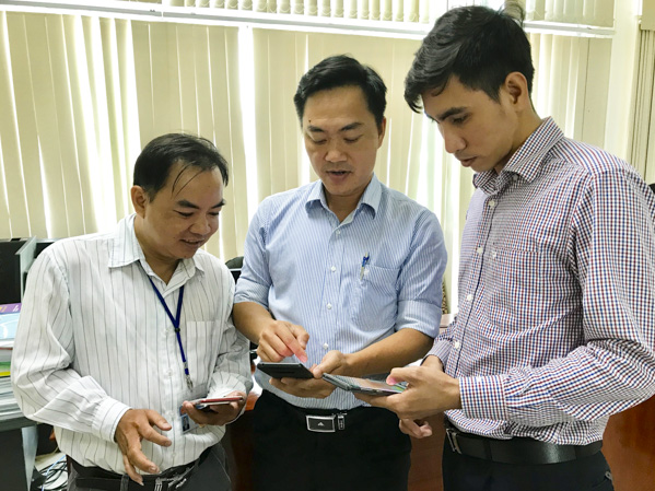 Việc đưa vào ứng dụng quy hoạch sử dụng đất trên thiết bị di động giúp BR-VT tăng chỉ số tiếp cận đất đai. Trong ảnh: Cán bộ Trung tâm Công nghệ thông tin (Sở TN-MT) kiểm tra  ứng dụng quy hoạch đất đai trên thiết bị di động.