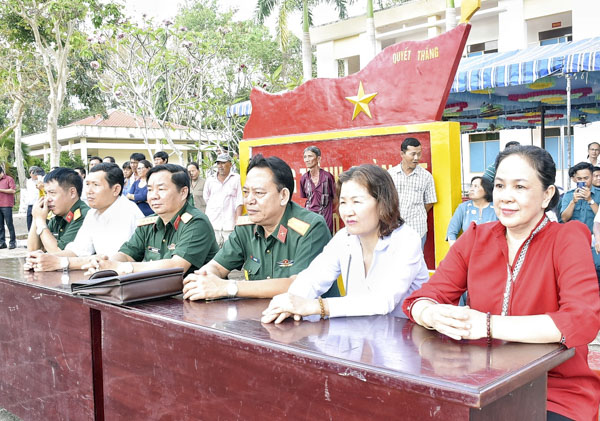 Các đại biểu tham dự buổi họp mặt.