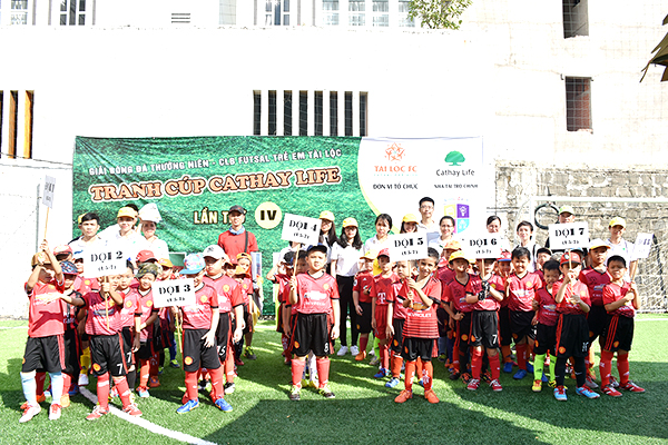 Các cầu thủ nhí tham gia giải.