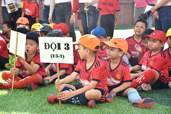 Cầu thủ nhí nhóm từ 5 đến 7 tuổi chờ đến lượt thi đấu.