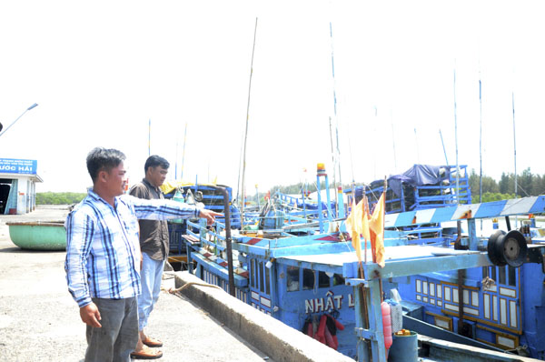 Ngư trường cạn kiệt, nhiều ngư dân phải đi xa hơn mới đánh bắt được thủy sản. Trong ảnh: Ngư dân thị trấn Phước Hải neo đậu tàu thuyền tại cảng cá Lộc An chuẩn bị cho chuyến biển mới.