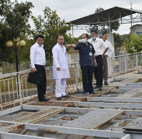 Đoàn khảo sát HĐND tỉnh kiểm tra hệ thống xử lý nước thải y tế tại Bệnh viện Bà Rịa  