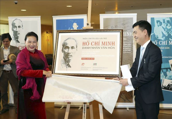 Hướng tới kỷ niệm 129 năm ngày sinh Chủ tịch Hồ Chí Minh, kỷ niệm 100 năm thành lập Hội người Việt Nam tại Pháp, vào chiều 31-3 Chủ tịch Quốc hội và Đoàn đại biểu cấp cao Quốc hội Việt Nam tới dự Triển lãm Tài liệu lưu trữ “Hồ Chí Minh - Danh nhân văn hóa”  tại Trụ sở UNESCO (Paris, Pháp). Trong ảnh: Chủ tịch Quốc hội Nguyễn Thị Kim Ngân gỡ băng khai mạc triển lãm. 