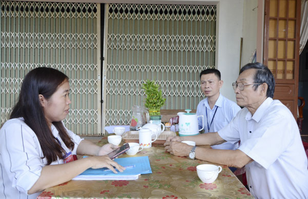 Điều tra viên Nguyễn Thị Thanh Nga sử dụng phần mềm CAPI để thực hiện điều tra dân số và nhà ở tại hộ ông Trần Thức (tổ 1, KP3, TT. Ngãi giao, huyện Châu Đức).