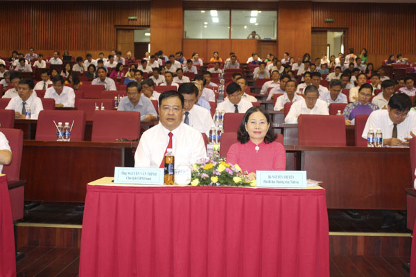 Các đồng chí: Nguyễn Thị Yến, Phó Bí thư Thuờng trực Tỉnh ủy, Trưởng Đoàn ĐBQH tỉnh; Nguyễn Văn Trình, Chủ tịch UBND tỉnh đến dự hội nghị.