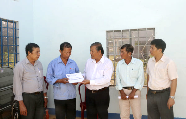 Đồng chí Bùi Thanh Nghĩa, Ủy viên Ban Thường vụ Tỉnh ủy, Chủ tịch UBMTTQ Việt Nam tỉnh thăm hỏi và hỗ trợ nạn nhân bị ảnh hưởng do cơn bão số 9 gây ra vào tháng 11-2018. Ảnh: TƯỜNG NGÂN