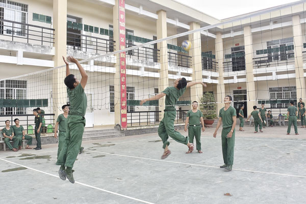 Chiến sĩ vui chơi thể thao sau một ngày huấn luyện.