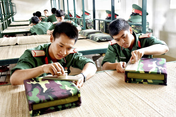 Các chiến sĩ gấp chăn, màn vuông vức, đẹp mắt.