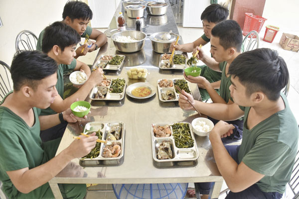 Bữa ăn của chiến sĩ luôn được đơn vị quan tâm, bảo đảm chất lượng.