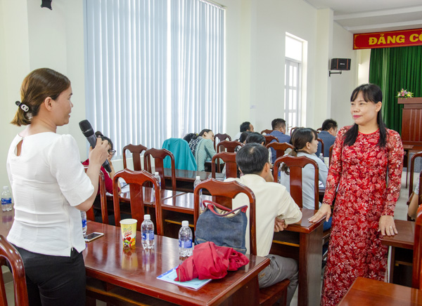 Học viên trao đổi với báo cáo viên về thực hiện tin, bài để truyền tải thông tin đến bạn đọc tại hội nghị. 