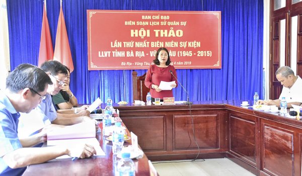 Đồng chí Nguyễn Thị Yến, Phó Bí thư Thường trực Tỉnh ủy, Trưởng Đoàn ĐBQH tỉnh, Trưởng Ban chỉ đạo biên soạn lịch sử quân sự tỉnh phát biểu chỉ đạo tại hội thảo.