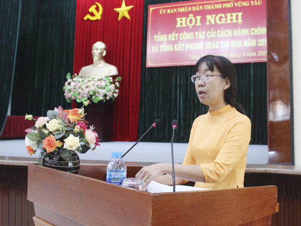 Bà Đặng Kim Lanh, Trưởng phòng Nội vụ TP. Vũng Tàu báo cáo kết quả thực hiện CCHC năm 2018 trên địa bàn thành phố.